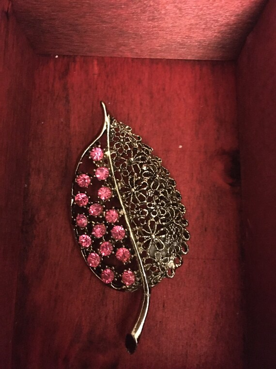 Vintage leaf gold tone pink brooch