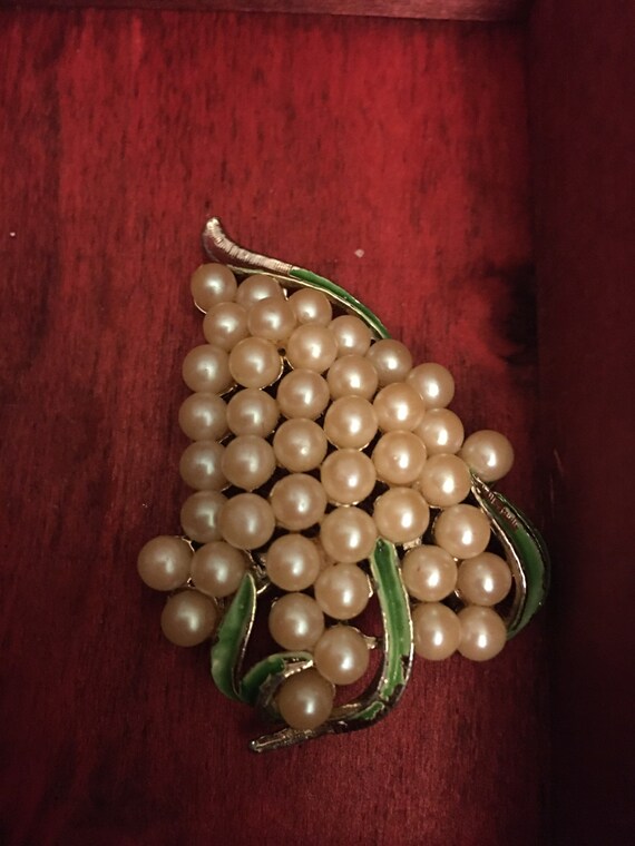 Pearl vintage brooch enamel pin - image 4