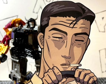 Può includere: Un'illustrazione di un uomo con i capelli castani e un'espressione seria. Indossa una camicia bianca e ha una sigaretta in bocca. Sta tenendo un volante con entrambe le mani.