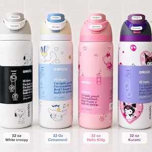 Puede incluir: Cuatro botellas de agua aisladas Owala de 946 ml con pajitas integradas y tapas de botón. Las botellas presentan diseños de personajes como Snoopy, Cinnamoroll, Hello Kitty y Kuromi, con texto impreso que detalla las características del producto.