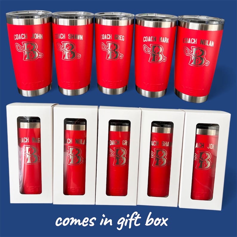 Op de afbeelding: Rode ge&iuml;soleerde bekers met zilveren randen en deksels, gepersonaliseerd met namen en een gestileerd "B"-logo. Bijpassende reisbekers zitten in witte geschenkdozen. De tekst "comes in gift box" staat onderaan.