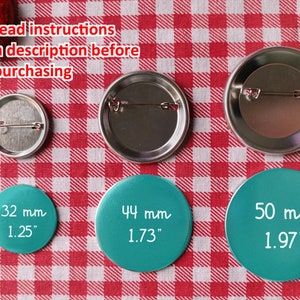 Puede incluir: Tres botones redondos de color turquesa con texto blanco que muestra el diámetro en milímetros y pulgadas. Los botones están sobre una superficie a cuadros rojos y blancos. El texto en los botones dice: 32 mm 1.25", 44 mm 1.73" y 50 mm 1.97".