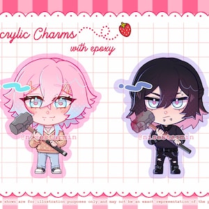 Puede incluir: Dos dijes de acrílico con epoxi que muestran personajes estilo chibi sosteniendo martillos. Un personaje tiene cabello rosa y suéter beige, el otro cabello negro y atuendo negro. El texto dice Acrylic Charms with epoxy y nisestarmin.
