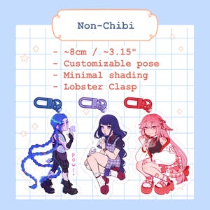 K&ouml;nnte beinhalten: Anime-Stil-Acryl-Charms mit drei Charakteren mit bunten Haaren und Outfits, die jeweils einen kleinen Gegenstand halten. Die Charms sind etwa 8 cm gro&szlig; und haben einen Karabinerverschluss. Der Text auf dem Bild lautet "Non-Chibi".