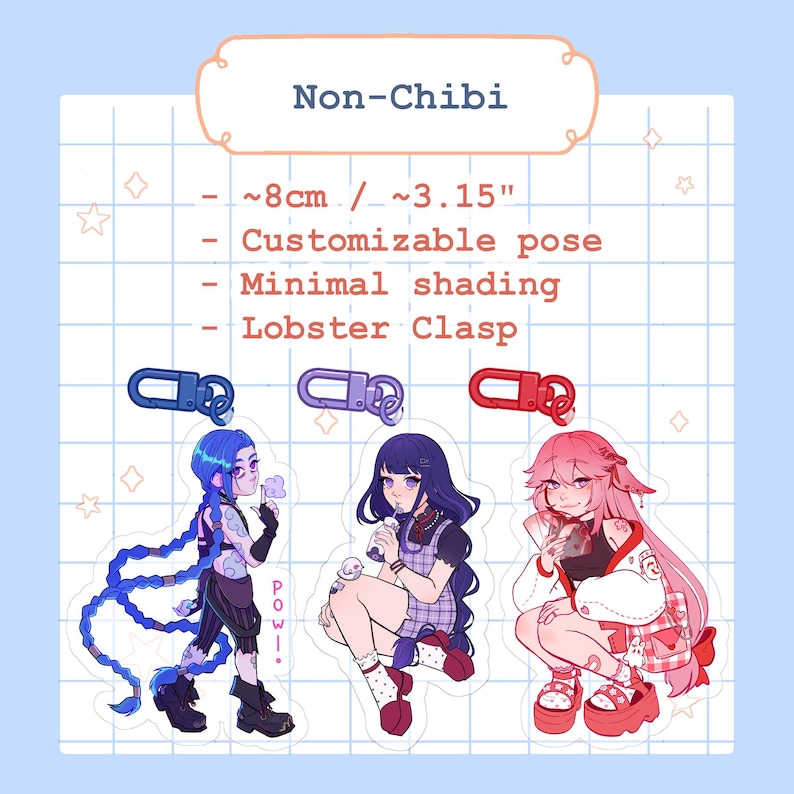 K&ouml;nnte beinhalten: Anime-Stil-Acryl-Charms mit drei Charakteren mit bunten Haaren und Outfits, die jeweils einen kleinen Gegenstand halten. Die Charms sind etwa 8 cm gro&szlig; und haben einen Karabinerverschluss. Der Text auf dem Bild lautet "Non-Chibi".