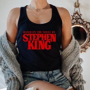スティーブン・キングのレーサーバックタンクトップ、スティーブン・キングの小説を原作としたシャツ、スティーブン・キング、レトロな服、Tumblrシャツ、ホラーシャツ、グランジファッション