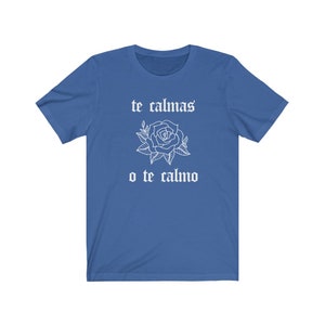 May include: A royal blue t-shirt with white text that reads "te calmas' o te calmo" and a white outline of a rose.