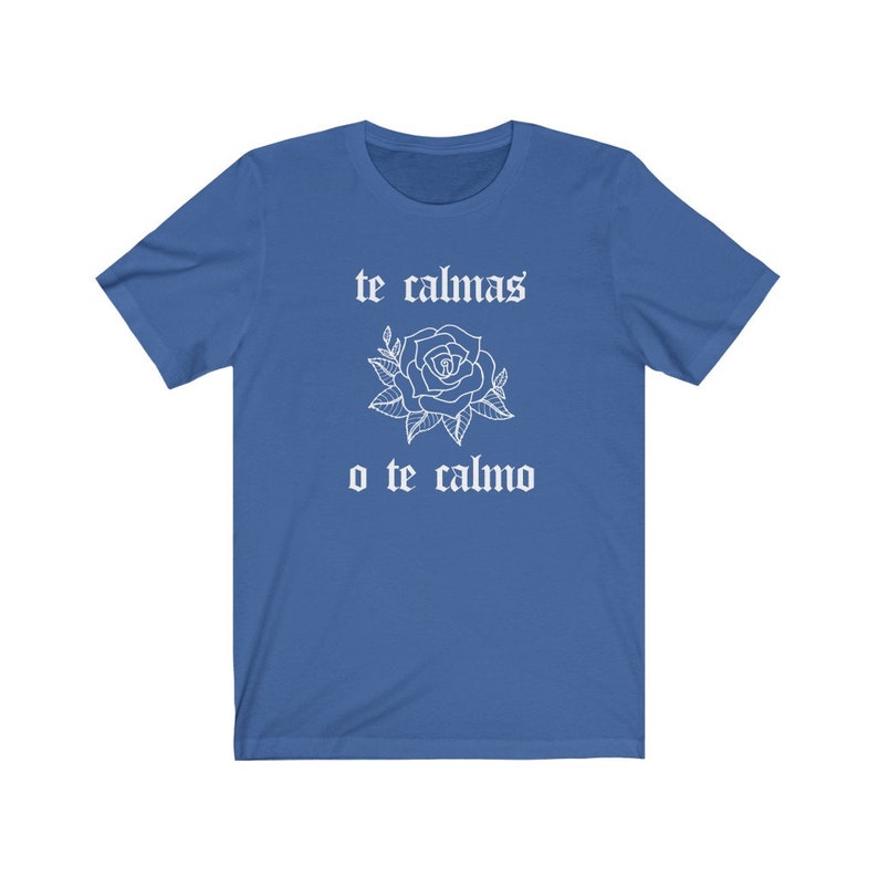 May include: A royal blue t-shirt with white text that reads "te calmas' o te calmo" and a white outline of a rose.