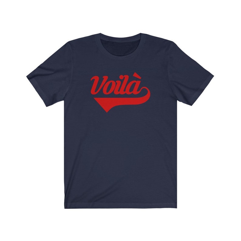 Puede incluir: Una camiseta azul marino con un gr&aacute;fico rojo "Voil&agrave;" en una fuente de b&eacute;isbol vintage.