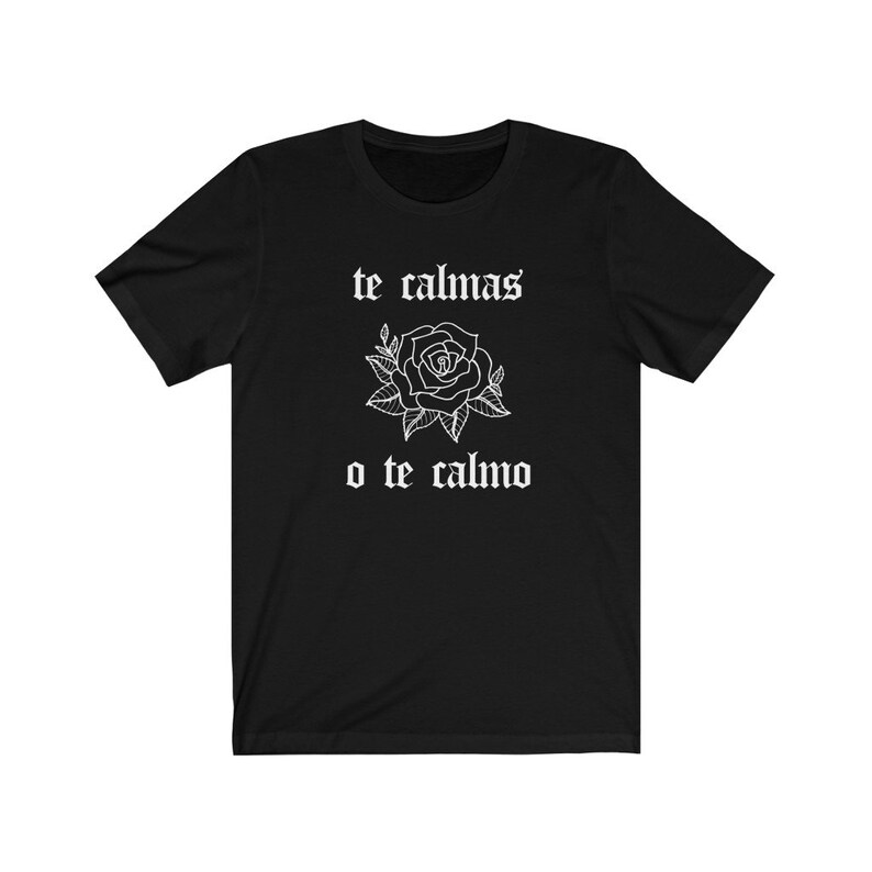 May include: Black t-shirt with white text that reads "te calmas o te calmo" and a white rose graphic.