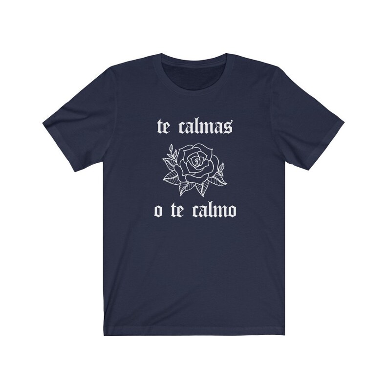 May include: Navy blue t-shirt with white text that reads "te calmas o te calmo" and a white rose graphic.