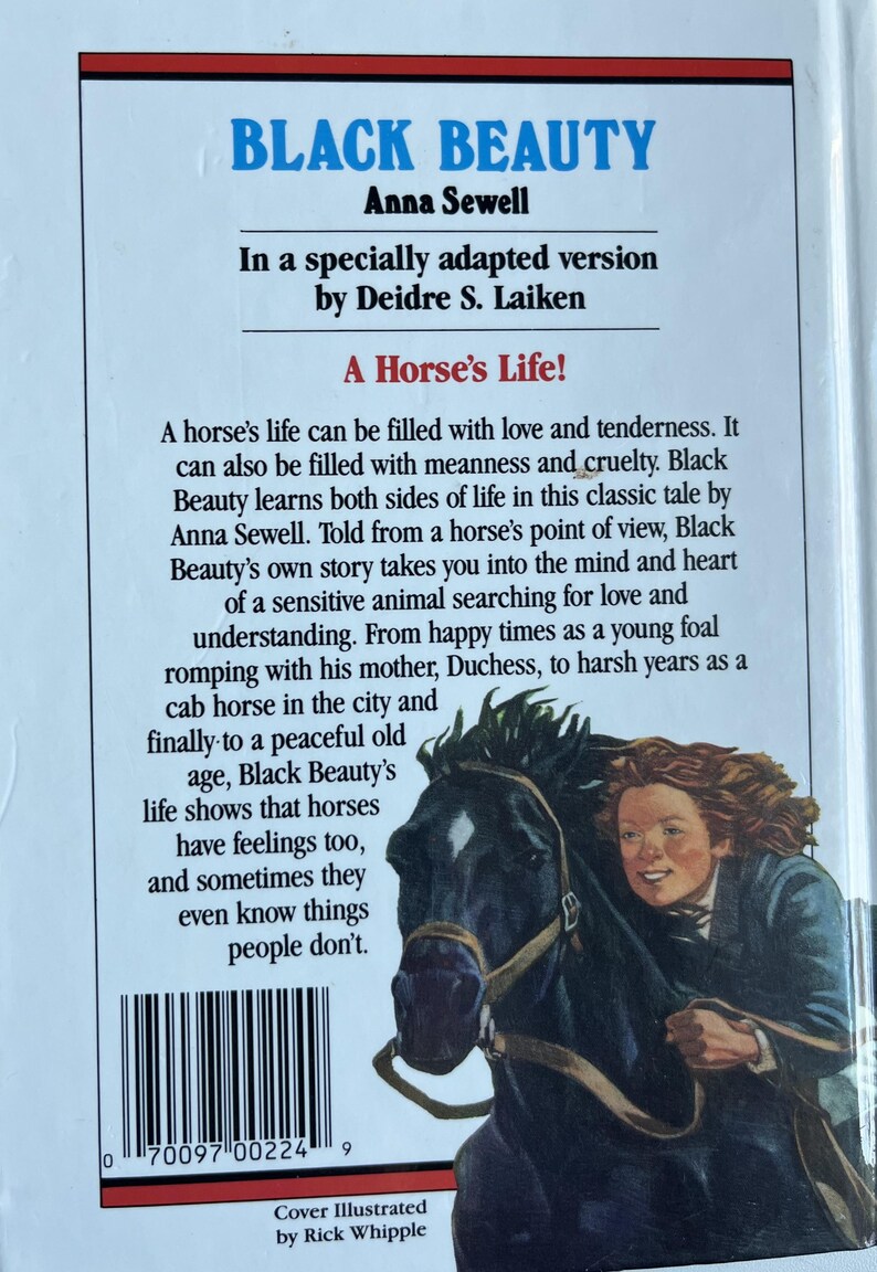 Op de afbeelding: Boekomslag van "Black Beauty" van Anna Sewell, bewerkt door Deidre S. Laiken. Het toont een zwart paard met een ruiter. De titel is blauw en de tekst beschrijft het leven van een paard, met een barcode onderaan.