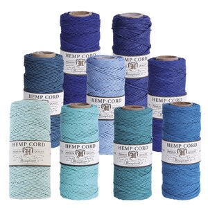 Puede incluir: Surtido de carretes de cuerda de cáñamo en varios tonos de azul y turquesa. Los carretes están etiquetados con "Hemp Cord" y la marca "Hemptique".