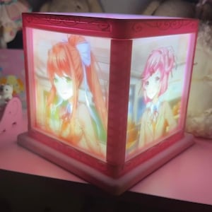 ¡El Club de Literatura Doki Doki enciende la lámpara de litofanía!