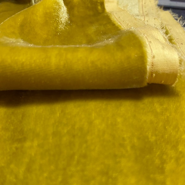 Tissu de velours de soie jaune par cour/mètre, tissu de velours de soie et de rayonne par IndochinaSilk Vietnam