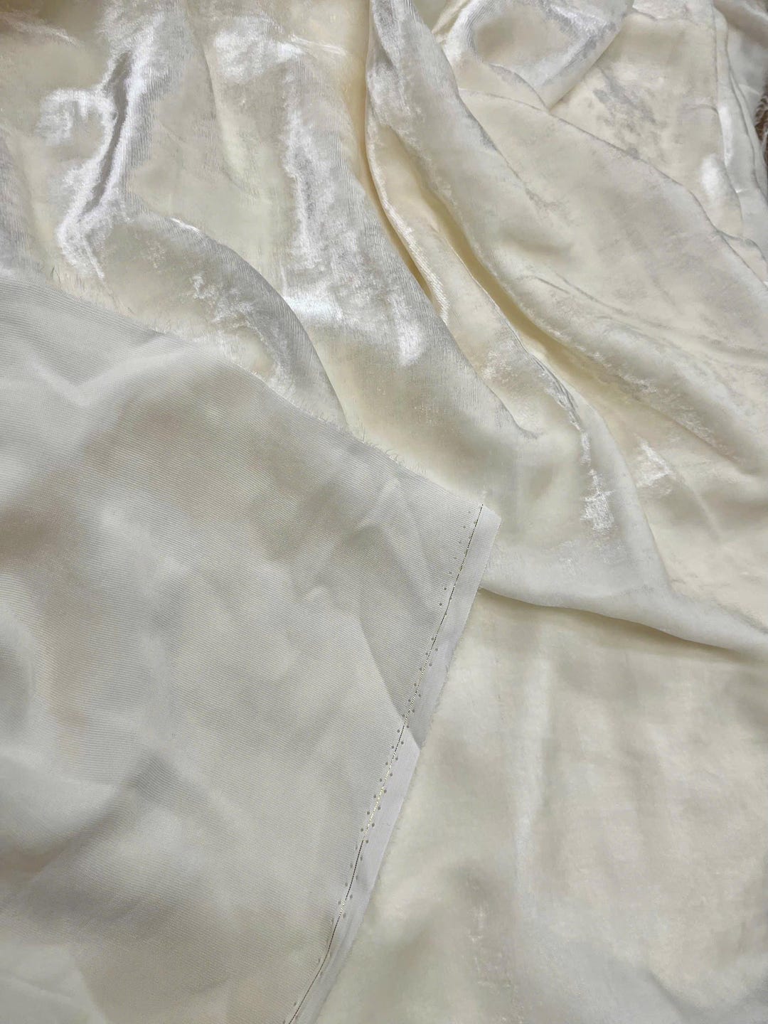 Tessuto in velluto di seta di gelso color crema: materiale morbido per ...