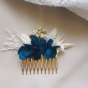 Comb made of dried and preserved flowers for white and turquoise/petroleum boho wedding in hydrangea