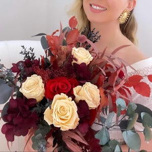 Großer Brautstrauß aus getrockneten und stabilisierten Blumen und Eukalyptus / Rosen Hortensien Eukalyptus / Burgundertöne / Hochzeitsaccessoires