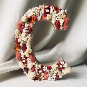 Presente de nascimento com letra de terracota personalizada - decoração boho - 20 cm de altura