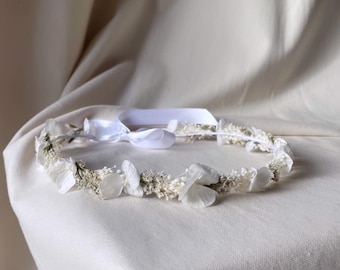 Couronne fine de fleurs séchées blanches pour cheveux en hortensia - mariage baptême anniversaire