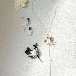 Rückenfreie Halskette aus ewigen Blumen. Gold- oder Silberkette mit weißen Perlen. Ideal für Hochzeiten