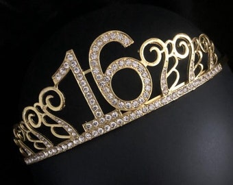Könnte beinhalten: Goldene Tiara mit klaren Strasssteinen, mit der Zahl "16" in der Mitte.