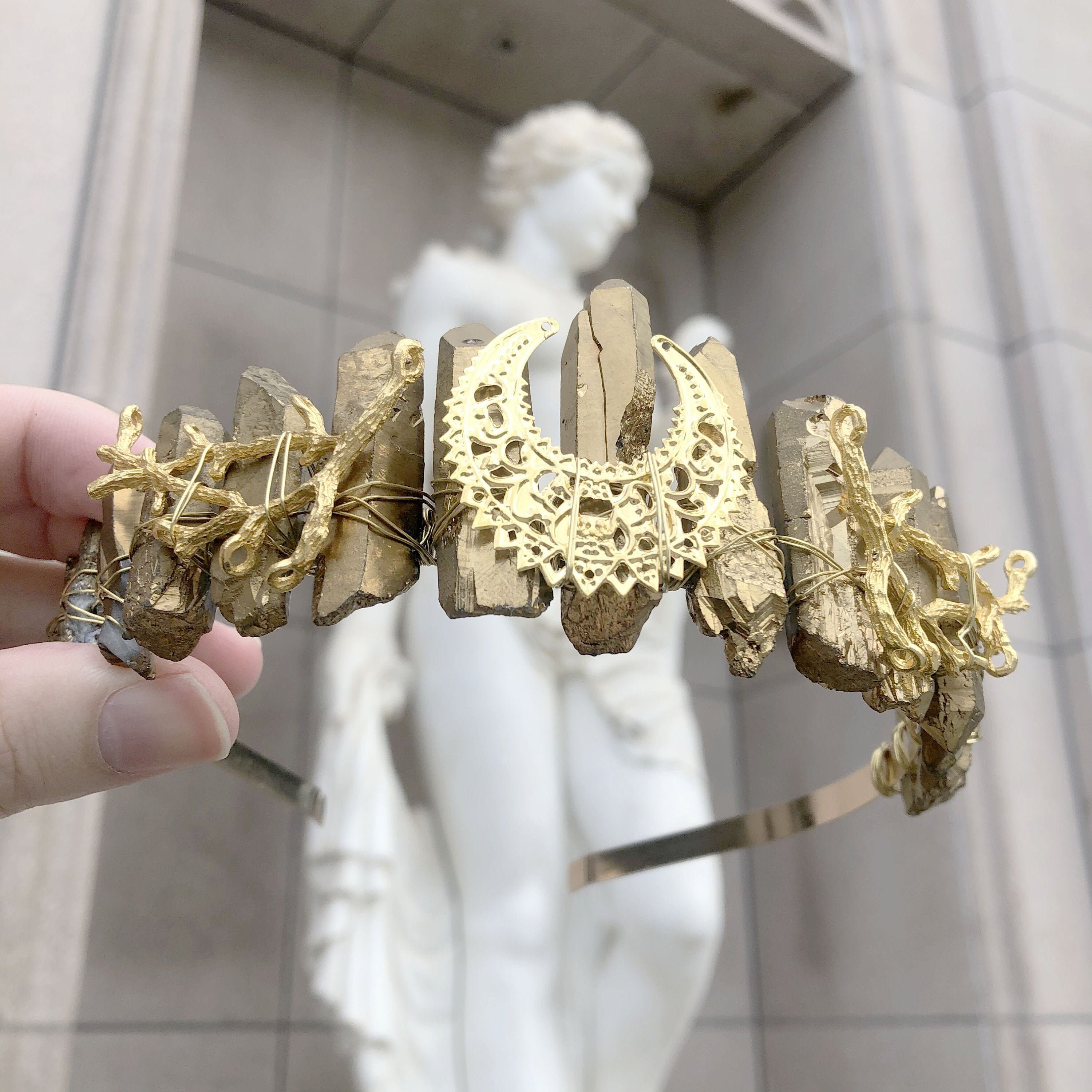 AYVRUOP Tiara Mit Kristall-Quasten - Goldener Kopfs Produktbild-Vorschau 7