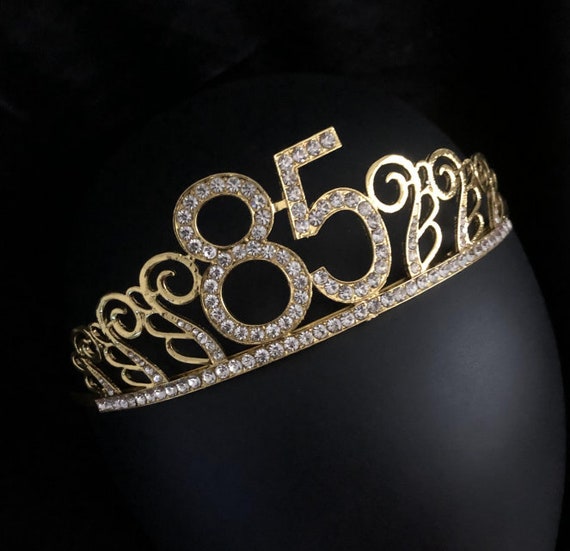 85. Geburtstag Dekoration Set – Rose Gold Krone & Schärpe „85 And Fabulous“ Für Frauen, Inkl. Perlennadel