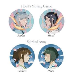 Puede incluir: Cuatro retratos ilustrados de personajes de las películas animadas El Castillo Ambulante y El Viaje de Chihiro. El retrato de la parte superior izquierda es de Sophie, una joven con cabello azul claro. El retrato de la parte superior derecha es de Howl, un joven con cabello azul oscuro. El retrato de la parte inferior izquierda es de Chihiro, una joven con cabello castaño. El retrato de la parte inferior derecha es de Haku, un joven con cabello verde oscuro.