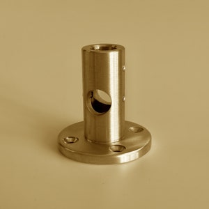 Peut inclure: Un support de montage en métal argenté avec une base ronde et un poteau cylindrique avec un trou au centre.