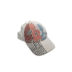 Gorra de camionero True Religion Skull Y2K Snapback blanca con estampado rosa estilo streetwear RARA imagen 3