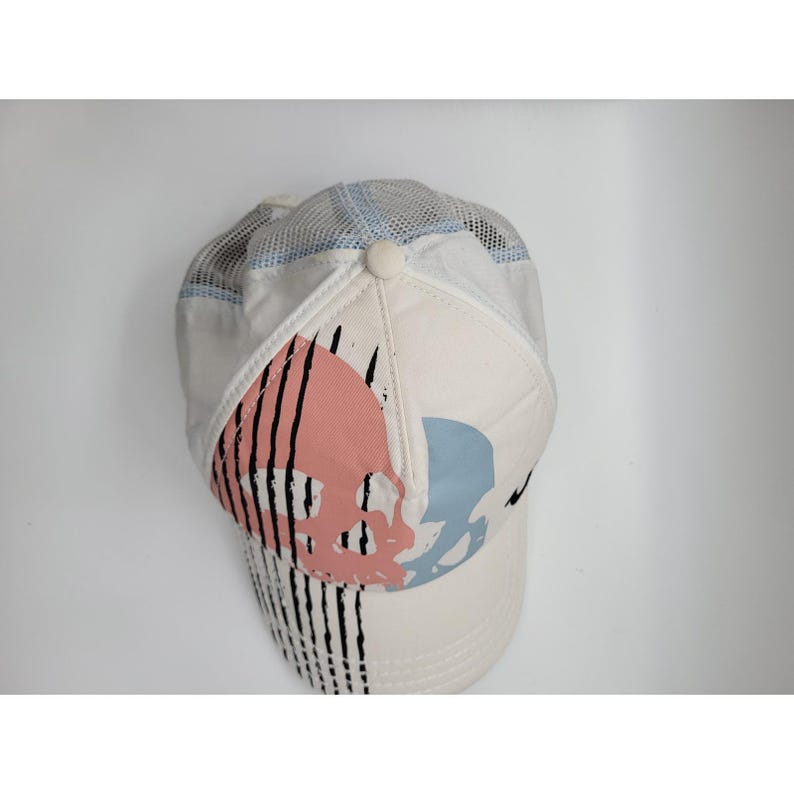 Gorra de camionero True Religion Skull Y2K Snapback blanca con estampado rosa estilo streetwear RARA imagen 8