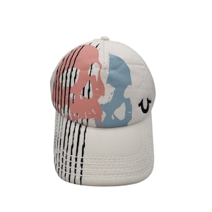 Gorra de camionero True Religion Skull Y2K Snapback blanca con estampado rosa estilo streetwear RARA imagen 1