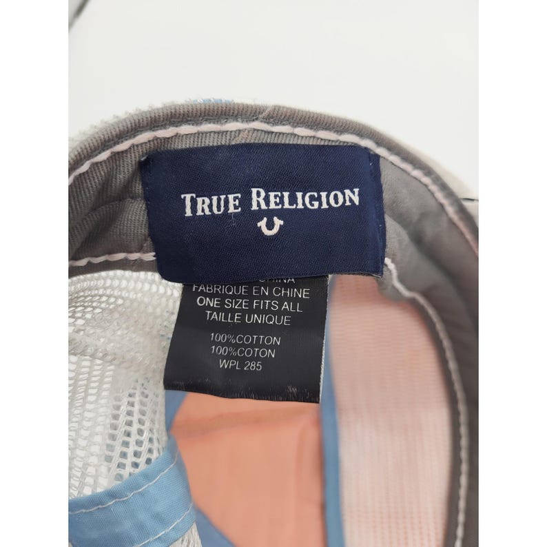 Gorra de camionero True Religion Skull Y2K Snapback blanca con estampado rosa estilo streetwear RARA imagen 2
