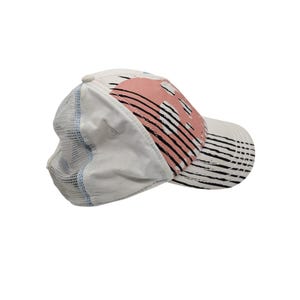 Gorra de camionero True Religion Skull Y2K Snapback blanca con estampado rosa estilo streetwear RARA imagen 6