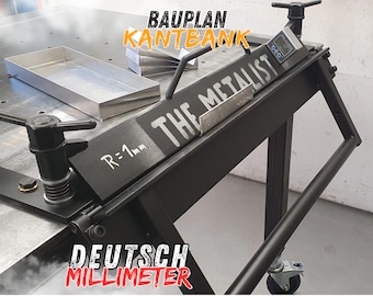 Può includere: Piegatrice per lamiera in metallo nero con un goniometro digitale, una maniglia e ruote. La piegatrice ha un'etichetta che recita "BAUPLAN KANTBANK THE METALIST DEUTSCH MILLIMETER R=1mm".