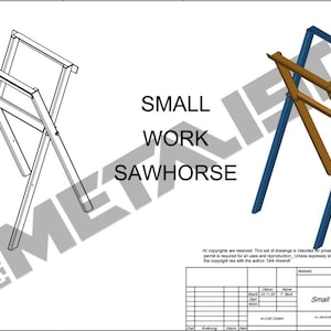 Könnte beinhalten: Eine technische Zeichnung einer kleinen Werkbank. Das Bild zeigt zwei Versionen: eine Schwarz-Weiß-Umrisszeichnung und eine farbige Version mit blauen und braunen Elementen. Der Text "SMALL WORK SAWHORSE" ist deutlich sichtbar.
