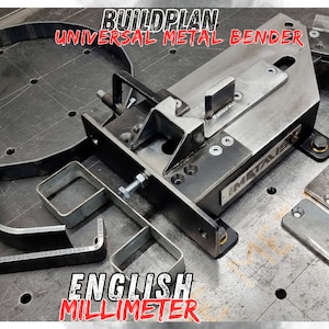 Puede incluir: Un jig de doblado de metal con una placa de metal y una palanca. El jig se utiliza para doblar metal en diferentes formas. El jig está hecho de metal y tiene un acabado negro. El jig está en un banco de trabajo con un patrón de cuadrícula. El jig está etiquetado como "BUILDPLAN UNIVERSAL METAL BENDER" y "ENGLISH MILLIMETER".