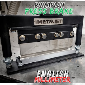 Puede incluir: Una prensa de plegado de metal negro con una cuchilla de metal plateado. La cuchilla tiene marcas para diferentes ángulos de plegado en pulgadas y milímetros. La prensa de plegado está etiquetada como "BUILDPLAN PRESS BRAKE" y "THE METALIST".