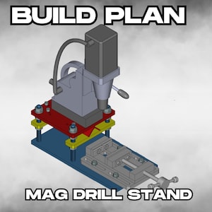 Pode incluir: Uma renderização 3D de um plano de construção de um suporte de broca magnética. O suporte apresenta uma broca cinza, suportes vermelhos e amarelos e uma base azul. O texto "BUILD PLAN" e "MAG DRILL STAND" é exibido em branco.
