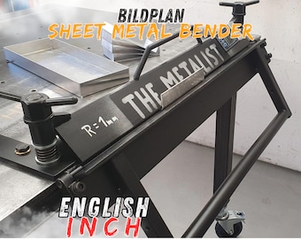 Może przedstawiać: Czarna giętarka do blachy z uchwytem i kołami. Giętarka ma cyfrowy wskaźnik i etykietę z napisem "The Metalist". Tekst "Bildplan Sheet Metal Bender" jest widoczny w górnej części obrazu. Teksty "R=1mm" i "English Inch" są również widoczne.