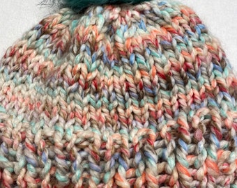 Petit chapeau pastel adulte avec pompon bleu amovible