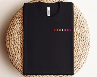 Subtiles Lesben Shirt, Lesben Pride Shirt, süßes Lesben Geschenk, subtiler Stolz, Queer Shirt, LGBTQ Shirt, Lesbische Flaggenfarbe, lesbischer Feminismus