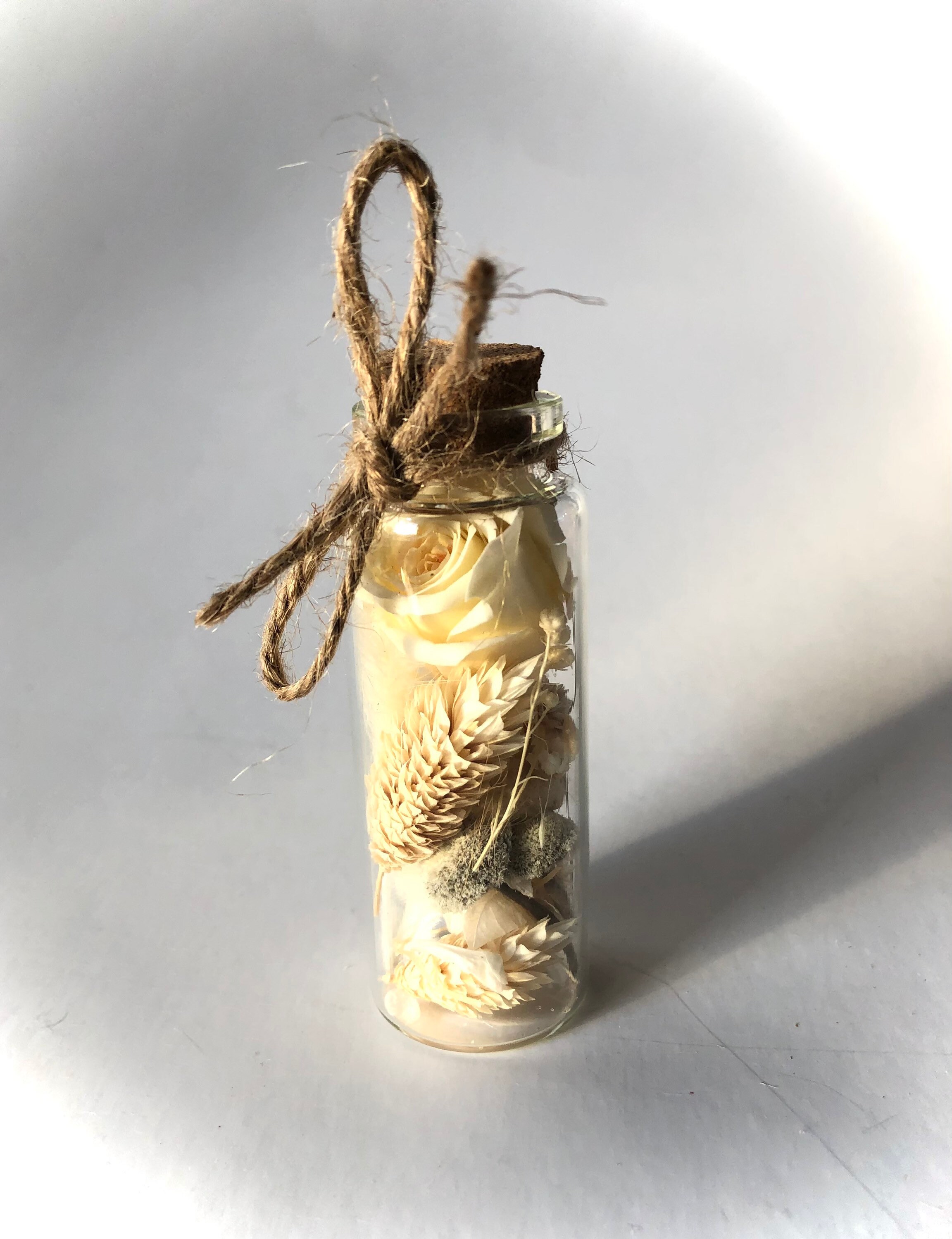Love Bottle - Fiole d'amour avec Rose Blanche Éternelle et Petit Pendentif Coeur Fleurs Séchées Fran