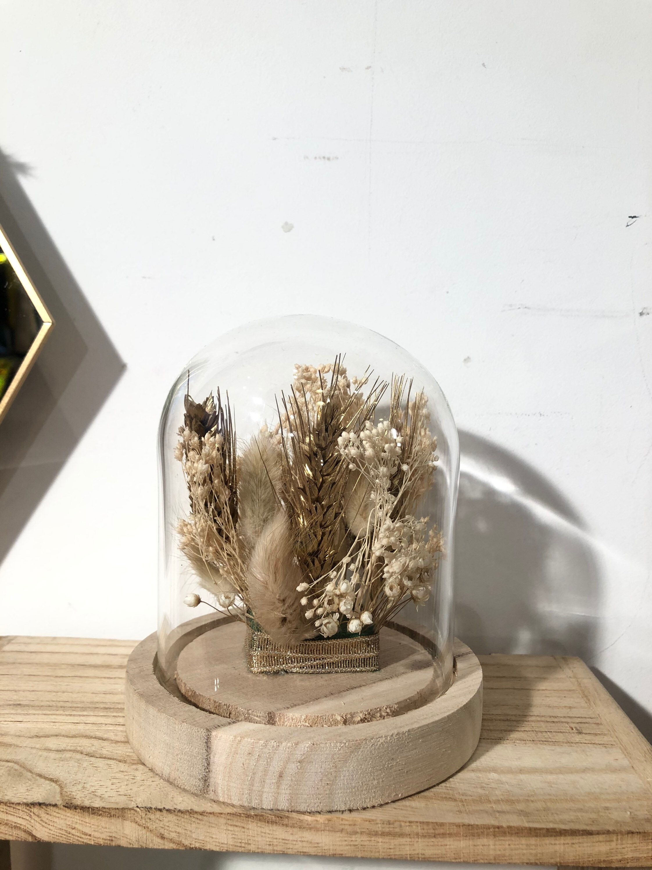 Cloche en Verre et Bois Remplies de Fleurs Séchées Blanc Beige Dorée France - Décoration Florale Cad