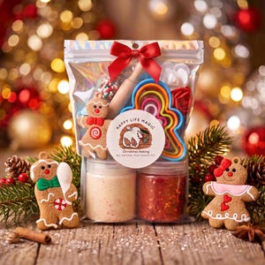 Könnte beinhalten: Ein durchsichtiger Kunststoffbeutel mit einem Nudelholz aus Holz, bunten Ausstechformen aus Kunststoff und zwei Teigdosen. Ein rundes Etikett trägt die Aufschrift Happy Life Magic Christmas Baking. Zwei Lebkuchenfiguren flankieren den Beutel.