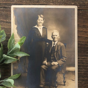 Tarjeta de gabinete checa de una pareja victoriana, tarjetas de gabinete extranjeras, CDV raras, fotografías antiguas, antigüedades de Europa del Este, fotos antiguas, gótico
