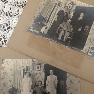 Zwei große Edwardian Familien Porträts, große Kabinett Karten, Fotos aus der Edwardian Ära, antike Fotos, alte Kabinett Karten, alte Familien Porträts