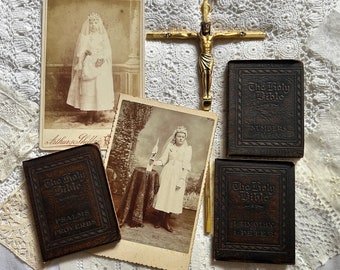 Lote de tarjetas de gabinete de primera comunión, crucifijo vintage y libros bíblicos antiguos