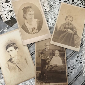アンティーク CDV ロット 4 枚の Carte De Visite 写真、ビクトリア朝の写真、CDV 写真、アンティーク写真のロット、ビクトリア朝の子供たち、古い写真、ダーク